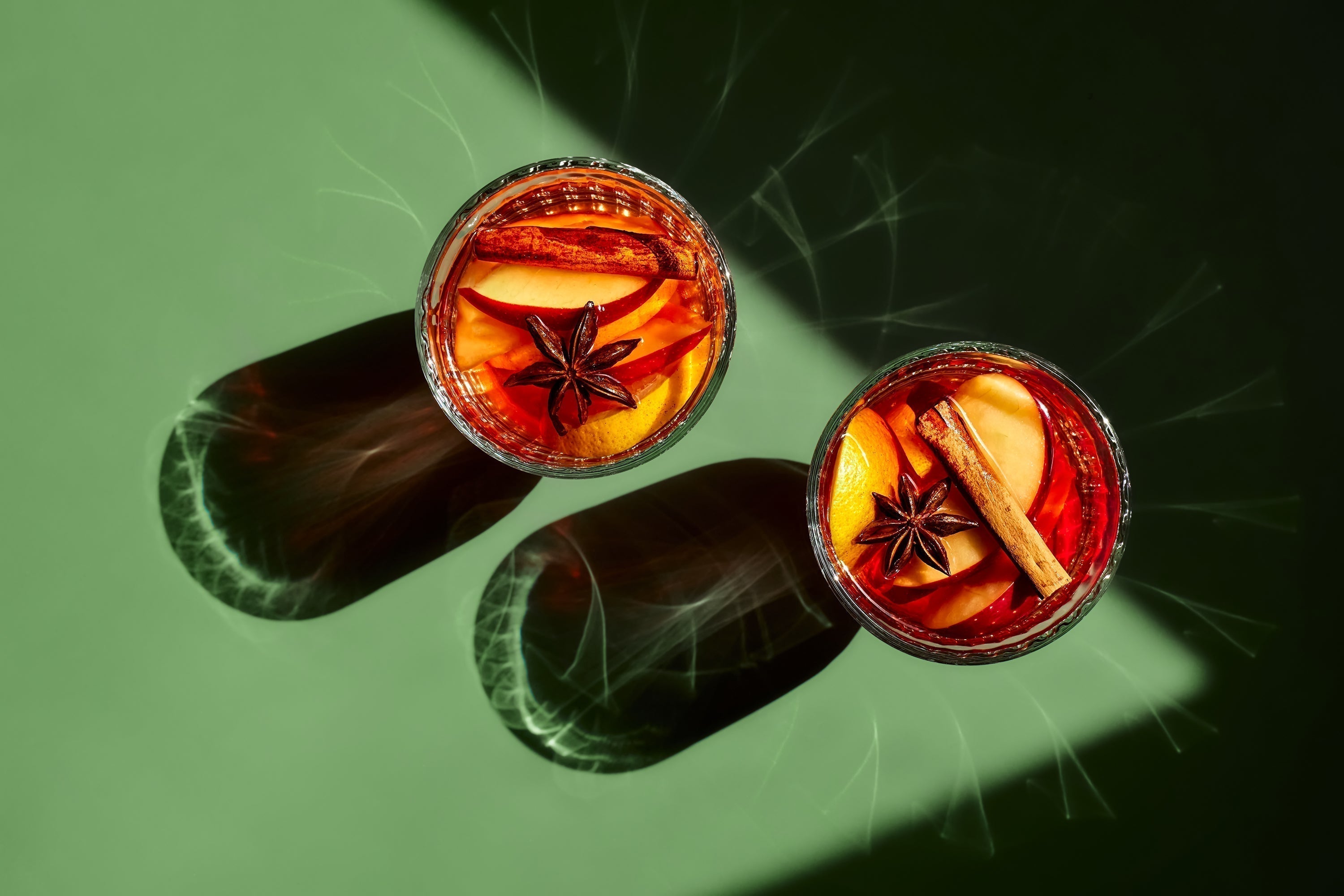what is mulled wine - two glasses of mulled wine against green background